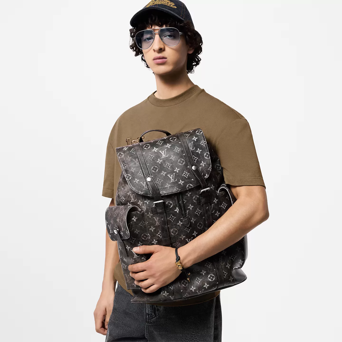 louis-vuitton-christopher-mm-M11521_PM1_Worn-view-jpg.webp