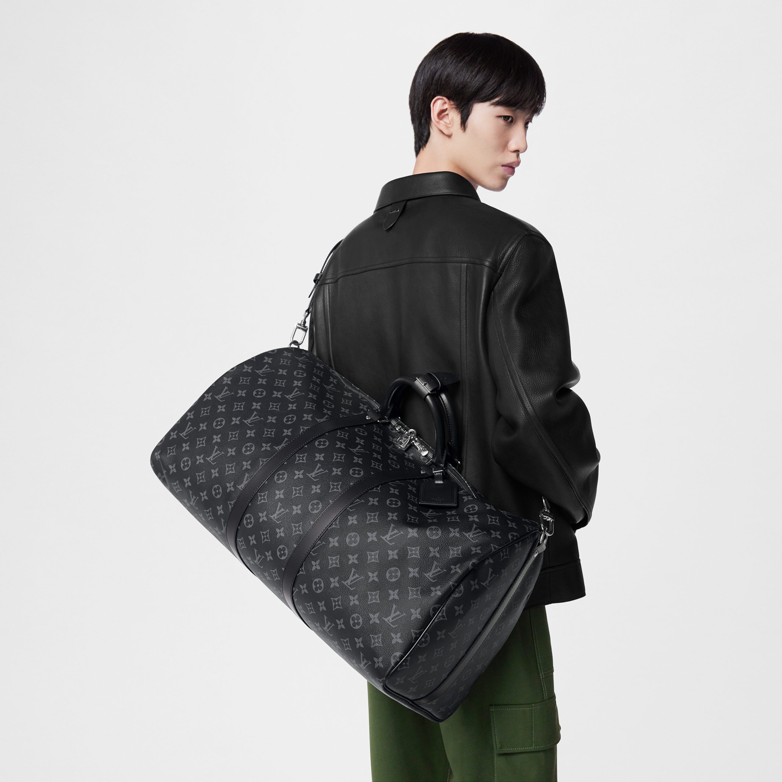 louis-vuitton-keepall-bandouliere-55-M40605_PM1_Cropped_20worn_20view-scaled-2.jpg