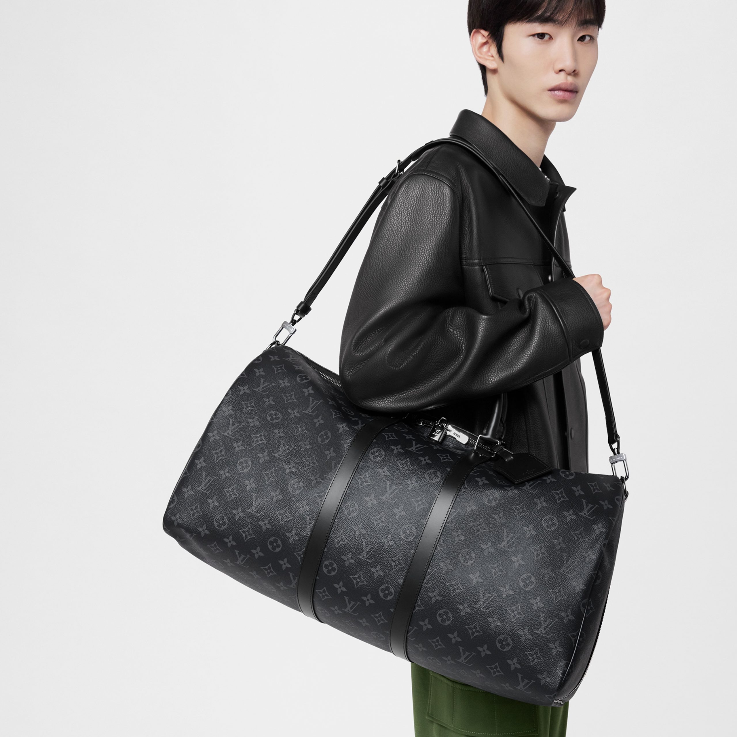 louis-vuitton-keepall-bandouliere-55-M40605_PM1_Worn_20view-scaled-2.jpg