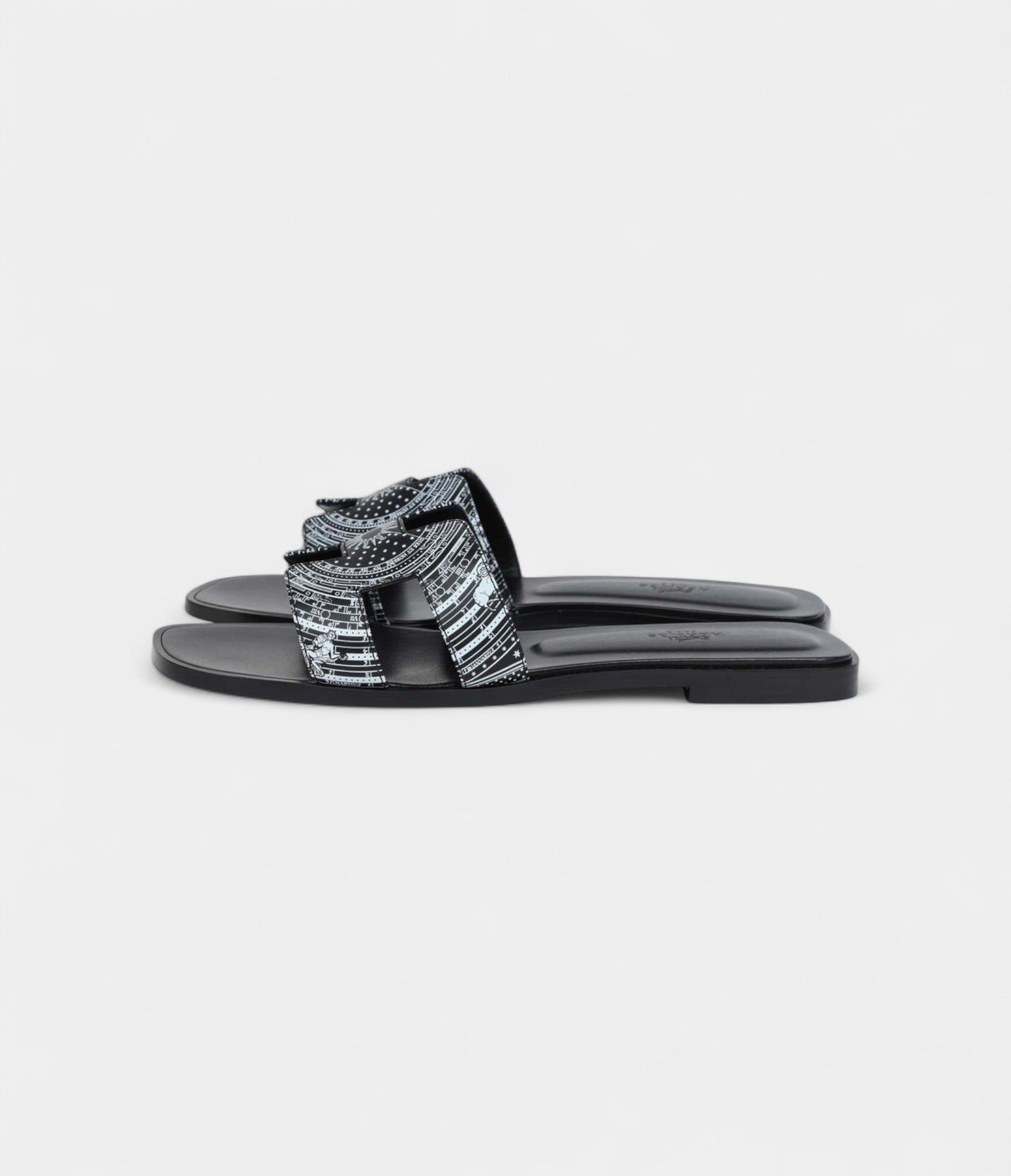 HermesOranSandalsBlackandWhiteCalfskin_3_744e2797-db10-4457-af29-ef58fd94588c.jpg Hermès Oran Sandals Black and White Calfskin