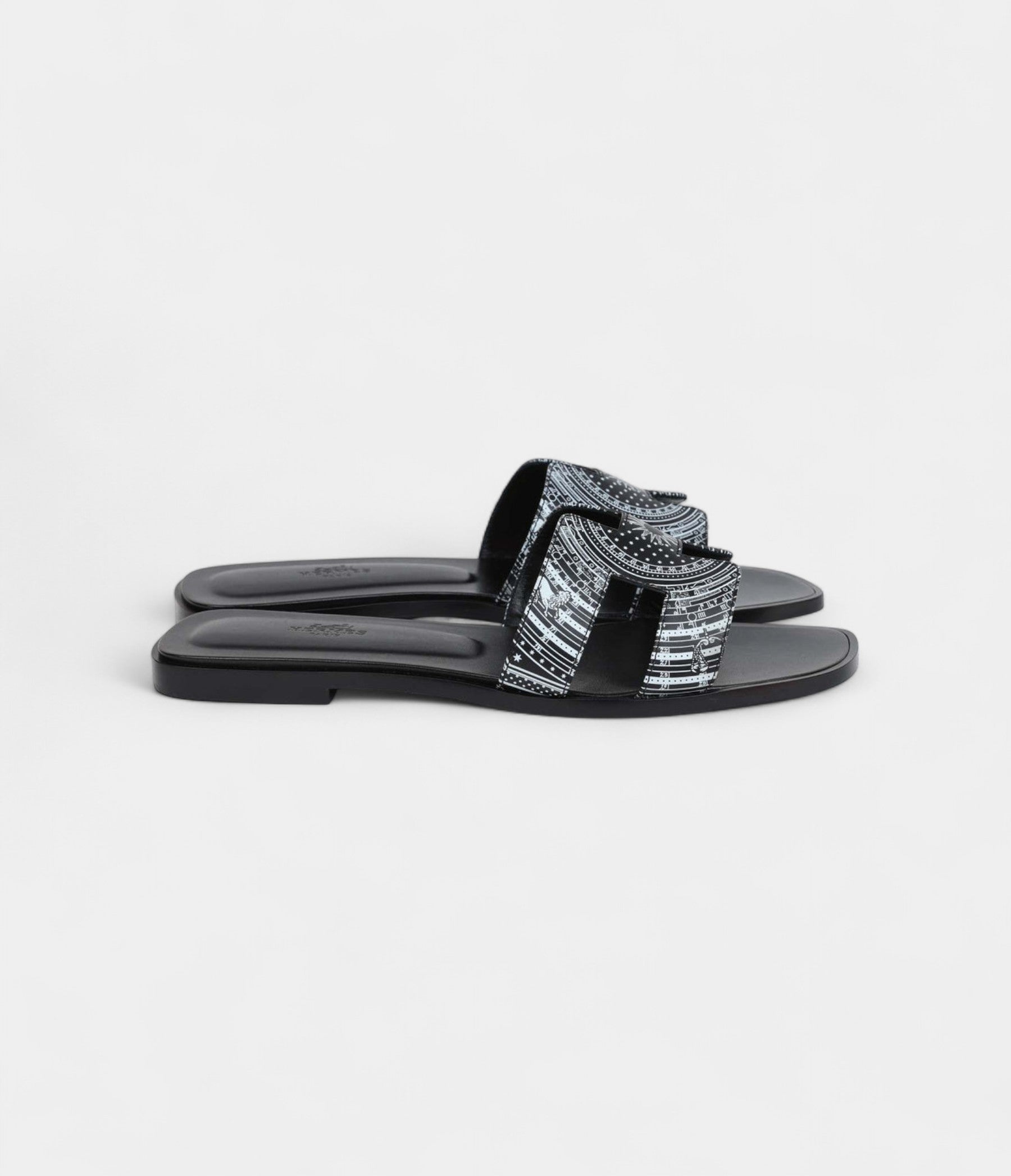 HermesOranSandalsBlackandWhiteCalfskin_5_827bf39b-c36e-45b9-97c9-a6fa88a90924.jpg Hermès Oran Sandals Black and White Calfskin