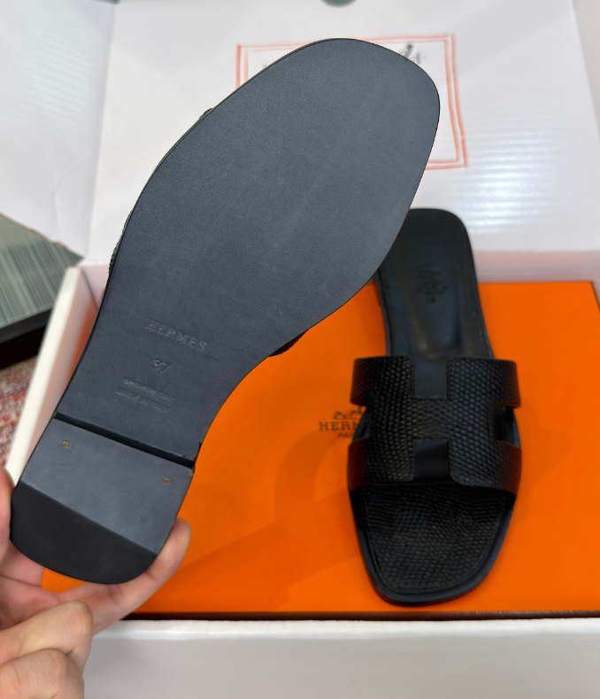Hermes 26ss latest colorway, classic H-shaped mules, flat, chunky heel.