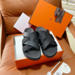 Hermès Couples' Style 26SS Cross-Strap Slides、Effortless Sophistication with Every Step