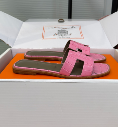 Hermès Oran Sandals for Women In Summer Quick Dry Leather with pink