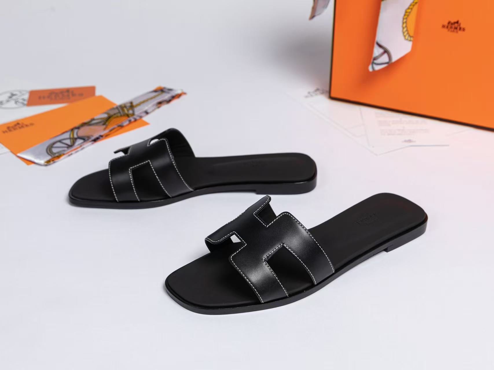 111fe81a7f7b054cd67df7680d067f7a.jpg Hermès Oran Sandals for Women In Summer Leather