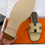 Hermes 26ss latest colorway, classic H-shaped mules, flat, chunky heel.