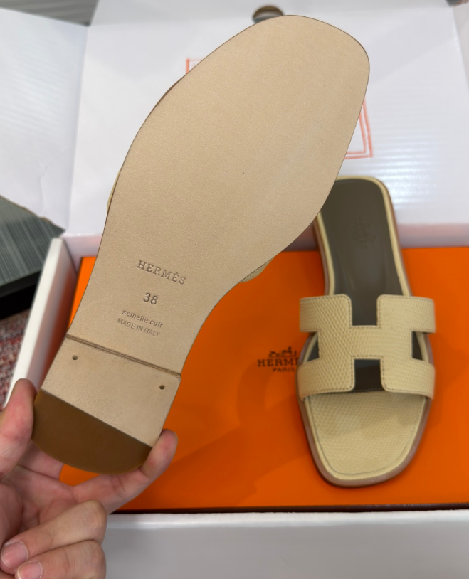 136e420c07fa9347cb0967d768290a43.png Hermes 26ss latest colorway, classic H-shaped mules, flat, chunky heel.