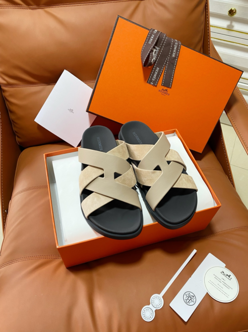 Hermès Couples' Style 26SS Cross-Strap Slides、Effortless Sophistication with Every Step