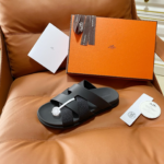 Hermès Couples' Style 26SS Cross-Strap Slides、Effortless Sophistication with Every Step