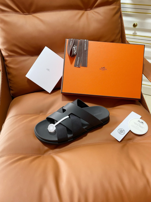 Hermès Couples' Style 26SS Cross-Strap Slides、Effortless Sophistication with Every Step