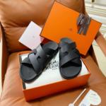 Hermès Couples' Style 26SS Cross-Strap Slides、Effortless Sophistication with Every Step