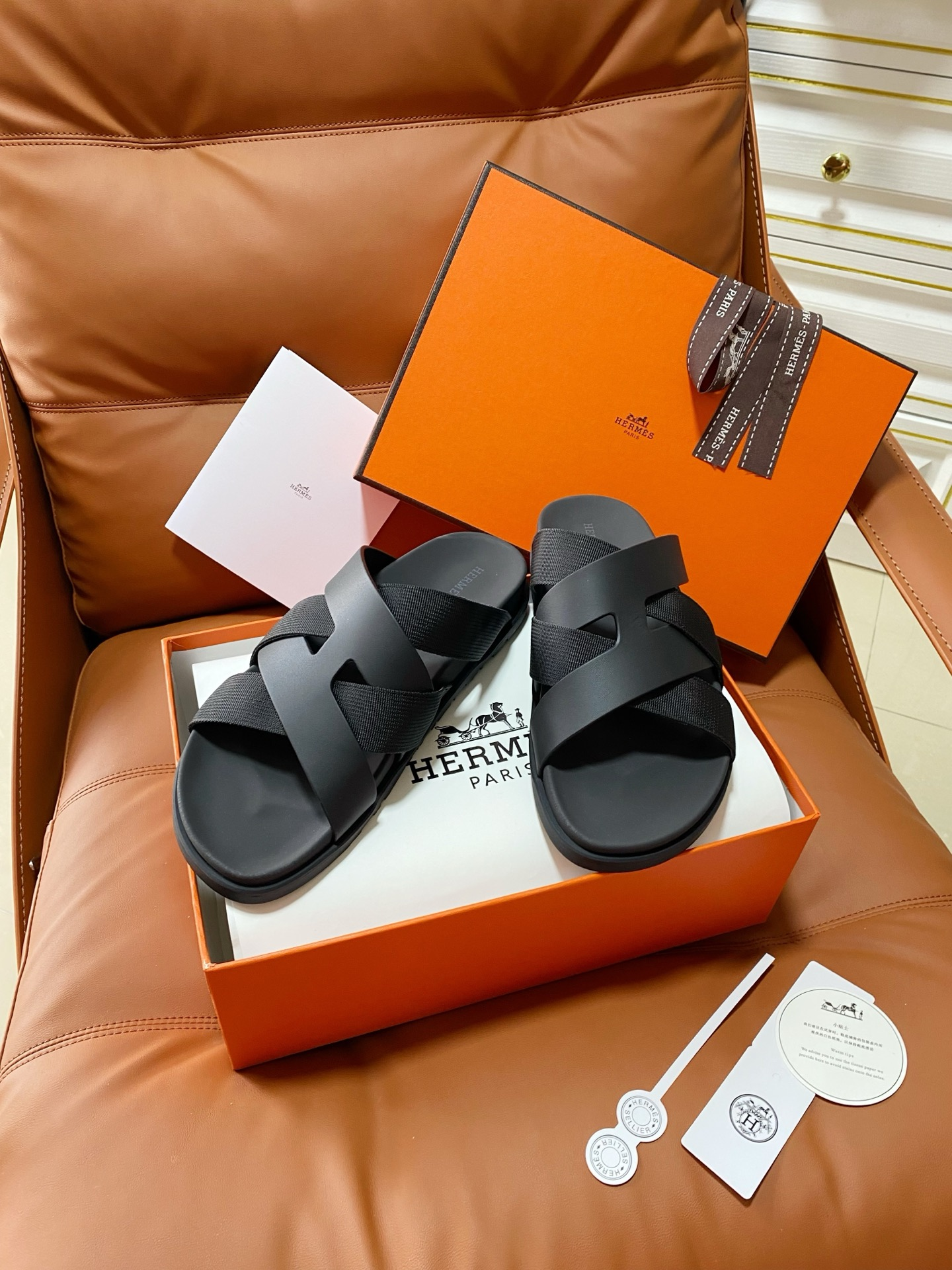 Hermès Couples' Style 26SS Cross-Strap Slides、Effortless Sophistication with Every Step