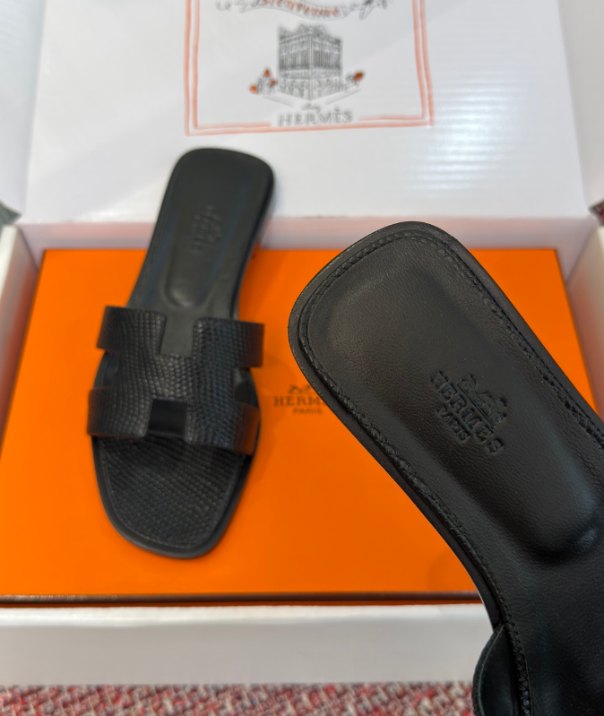 Hermes 26ss latest colorway, classic H-shaped mules, flat, chunky heel.