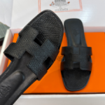 Hermes 26ss latest colorway, classic H-shaped mules, flat, chunky heel.