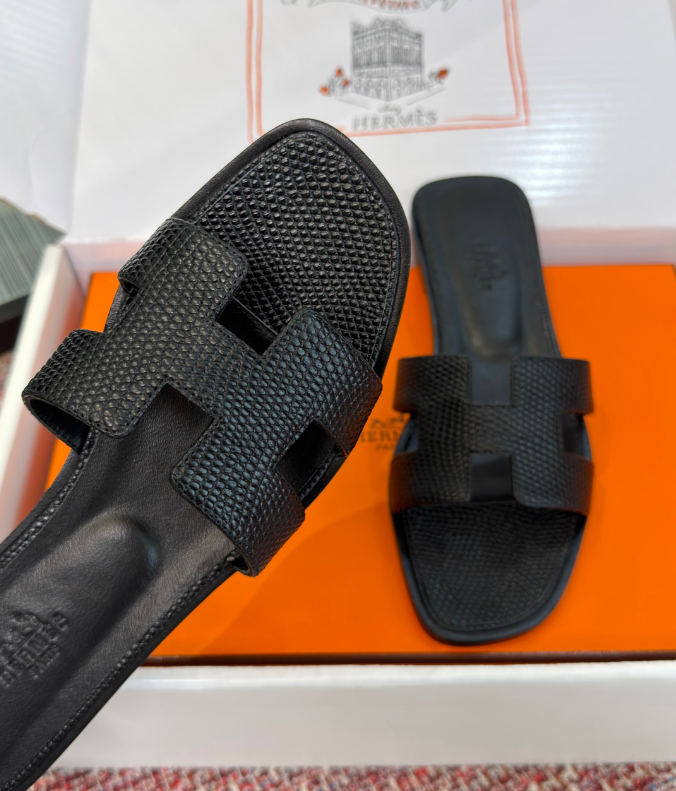 Hermes 26ss latest colorway, classic H-shaped mules, flat, chunky heel.
