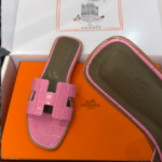 Hermès Oran Sandals for Women In Summer Quick Dry Leather with pink