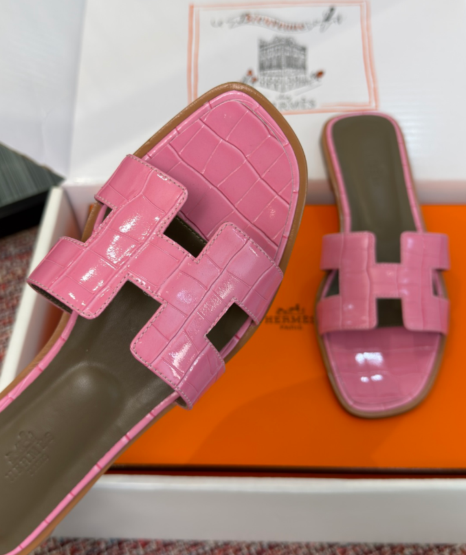 7347aa6537b63aaaaac3e9254bd9dc76.png Hermès Oran Sandals for Women In Summer Quick Dry Leather with pink