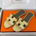 Hermes 26ss latest colorway, classic H-shaped mules, flat, chunky heel.