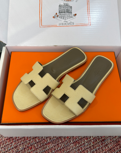 Hermes 26ss latest colorway, classic H-shaped mules, flat, chunky heel.