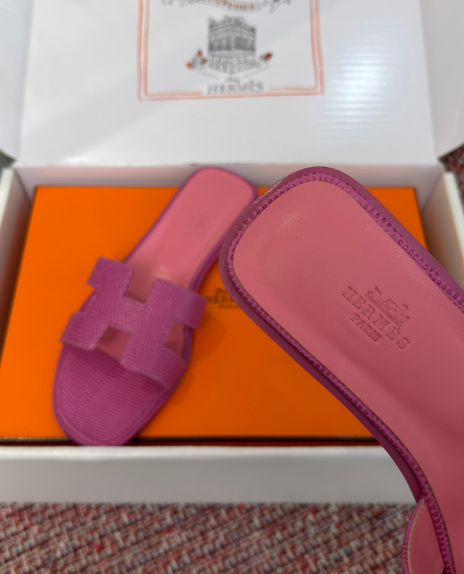 Hermes 26ss latest colorway, classic H-shaped mules, flat, chunky heel.