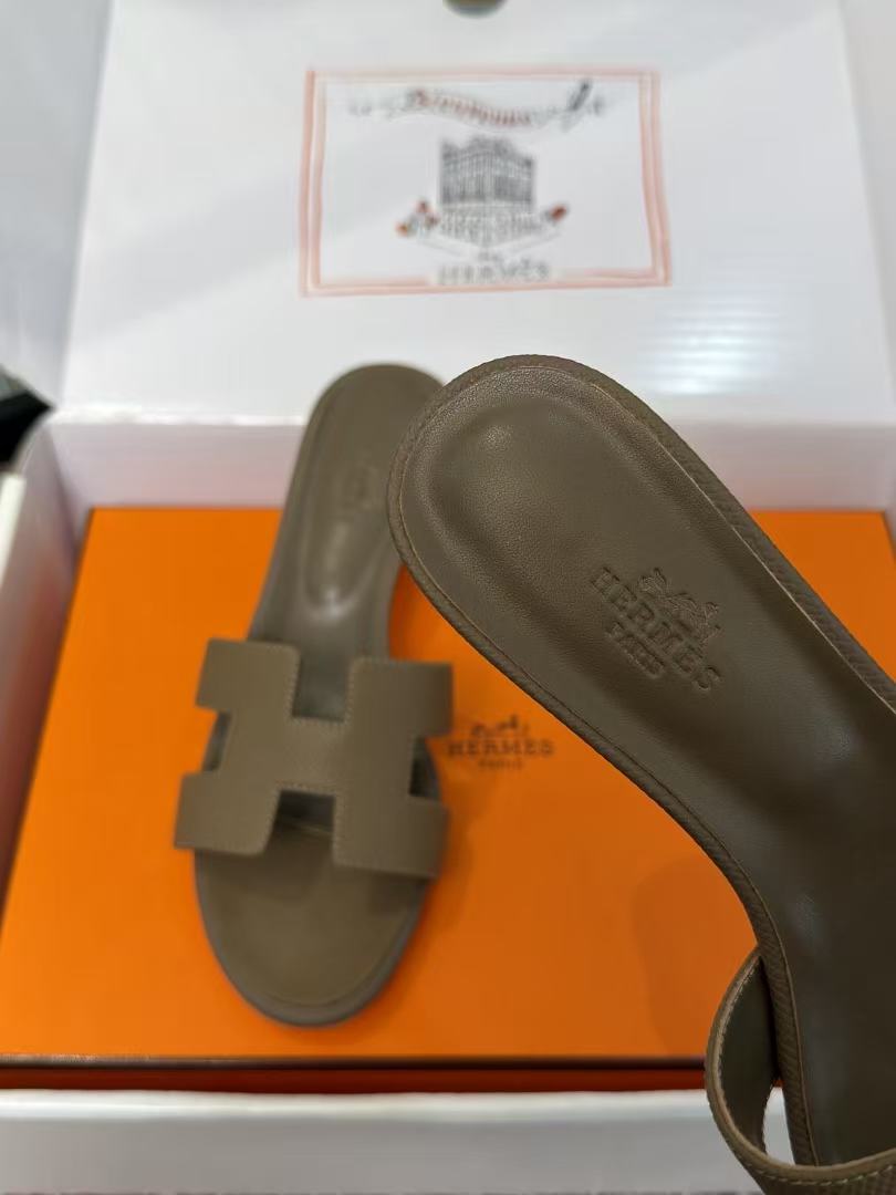 9c48e53a8eea2cd9e4c99909b4a05d79.jpg Hermès Oasis Sandals Etoupe Epsom Calfskin