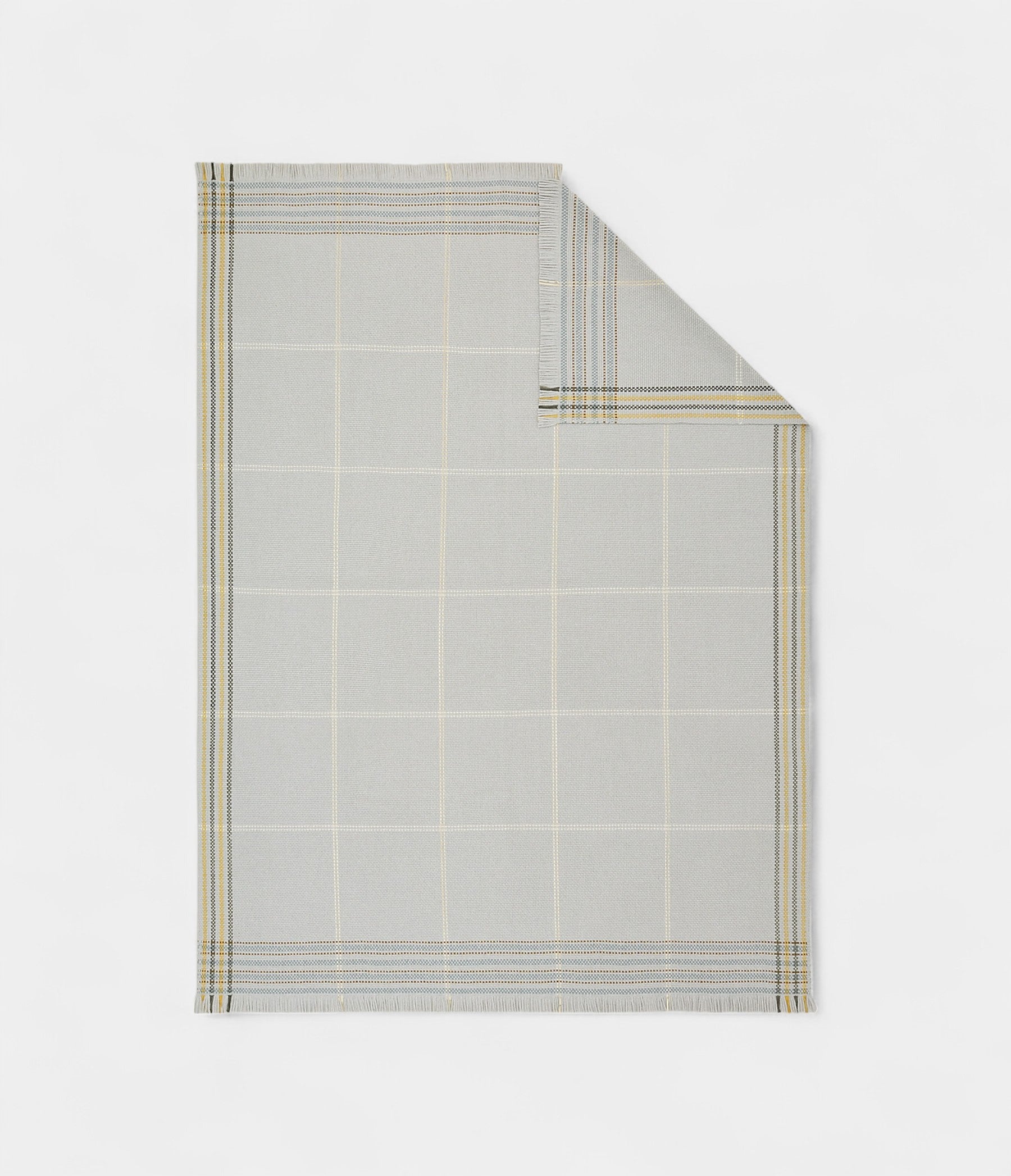HNavetteBlanket_AFusionofLuxuryandArtisanalCraftsmanship_5.jpg H Navette Blanket A Fusion of Luxury and Artisanal Craftsmanship