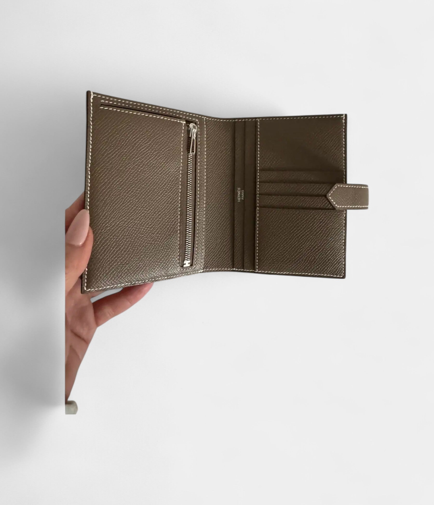 Hermès Béarn Leather Wallet Distinctive Color Iconic Craftsmanship