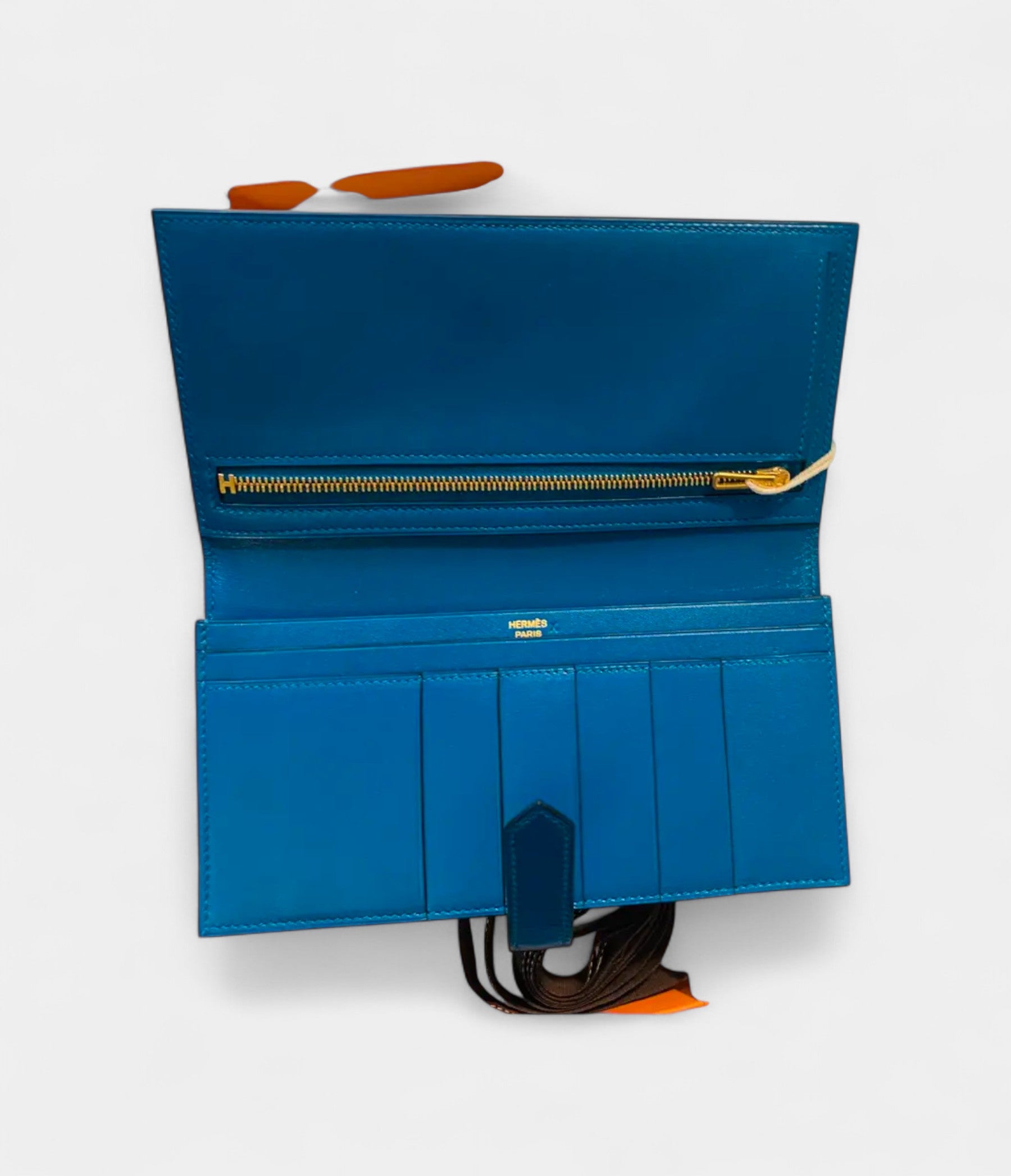 HermesBearnLeatherWalletinGreenAFreshTakeonClassicElegance_2.jpg Hermès Béarn Leather Wallet in Green A Fresh Take on Classic Elegance