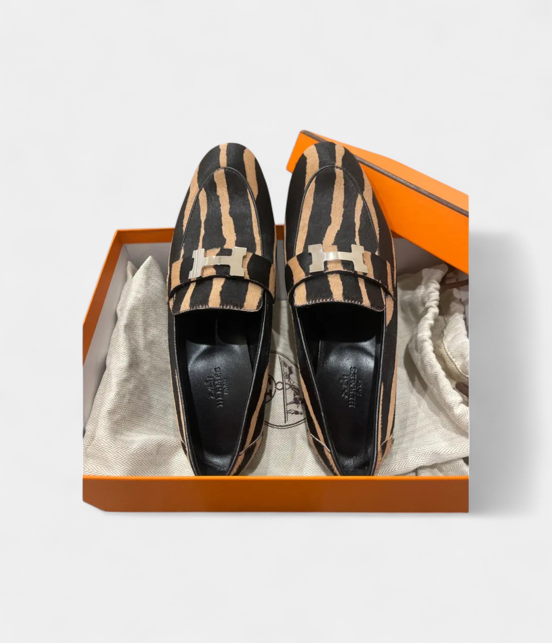 HermesCarlottaLeatherMules_Clogs_EffortlessElegance_4_5691f4bc-5466-4b82-b65a-394f9a789771.jpg Hermès Carlotta Leather Mules & Clogs – Effortless Elegance