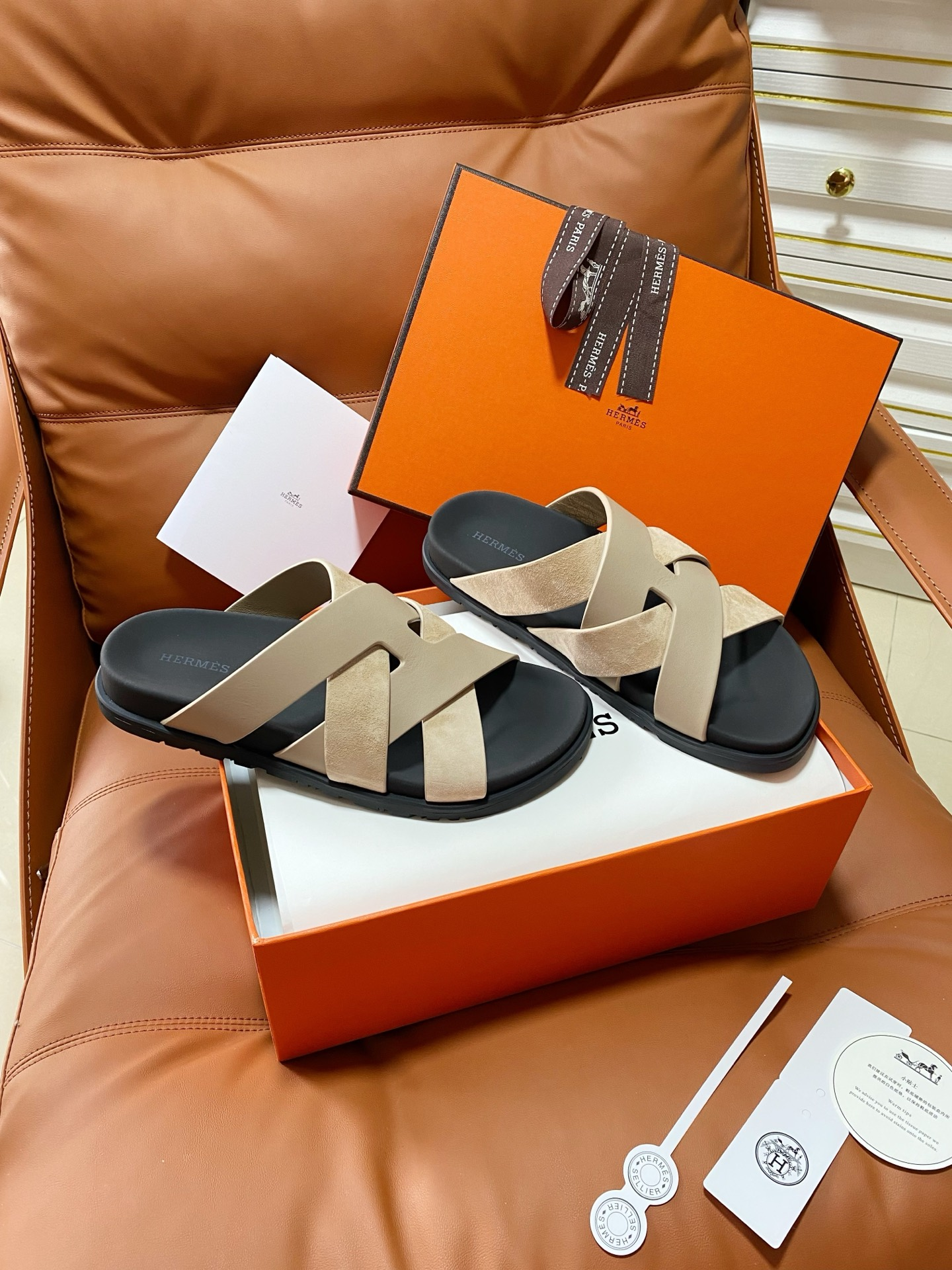 Hermès Couples' Style 26SS Cross-Strap Slides、Effortless Sophistication with Every Step