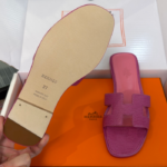Hermes 26ss latest colorway, classic H-shaped mules, flat, chunky heel.