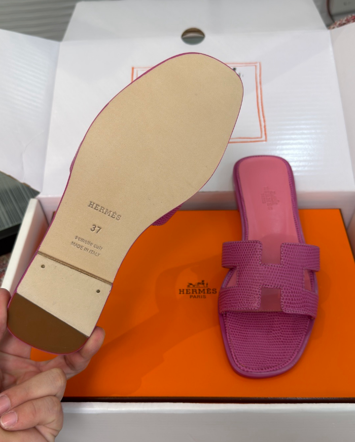 Hermes 26ss latest colorway, classic H-shaped mules, flat, chunky heel.