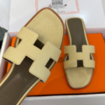 Hermes 26ss latest colorway, classic H-shaped mules, flat, chunky heel.