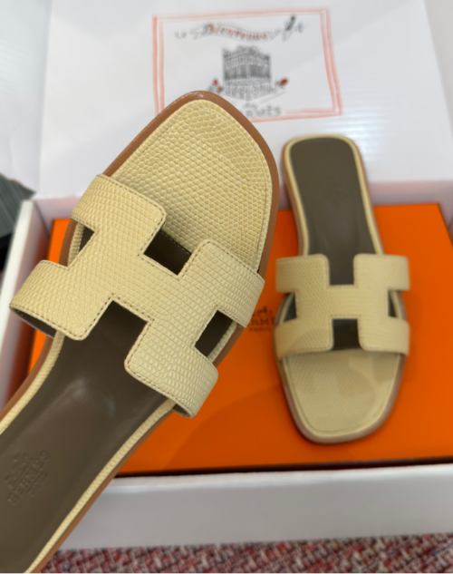 Hermes 26ss latest colorway, classic H-shaped mules, flat, chunky heel.