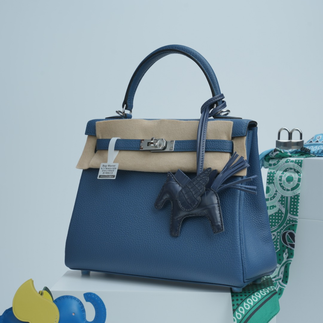 c1d6fe5f4de7c254add195c49d097f53.png Hermès Kelly 25cm: Deep Blue Depths