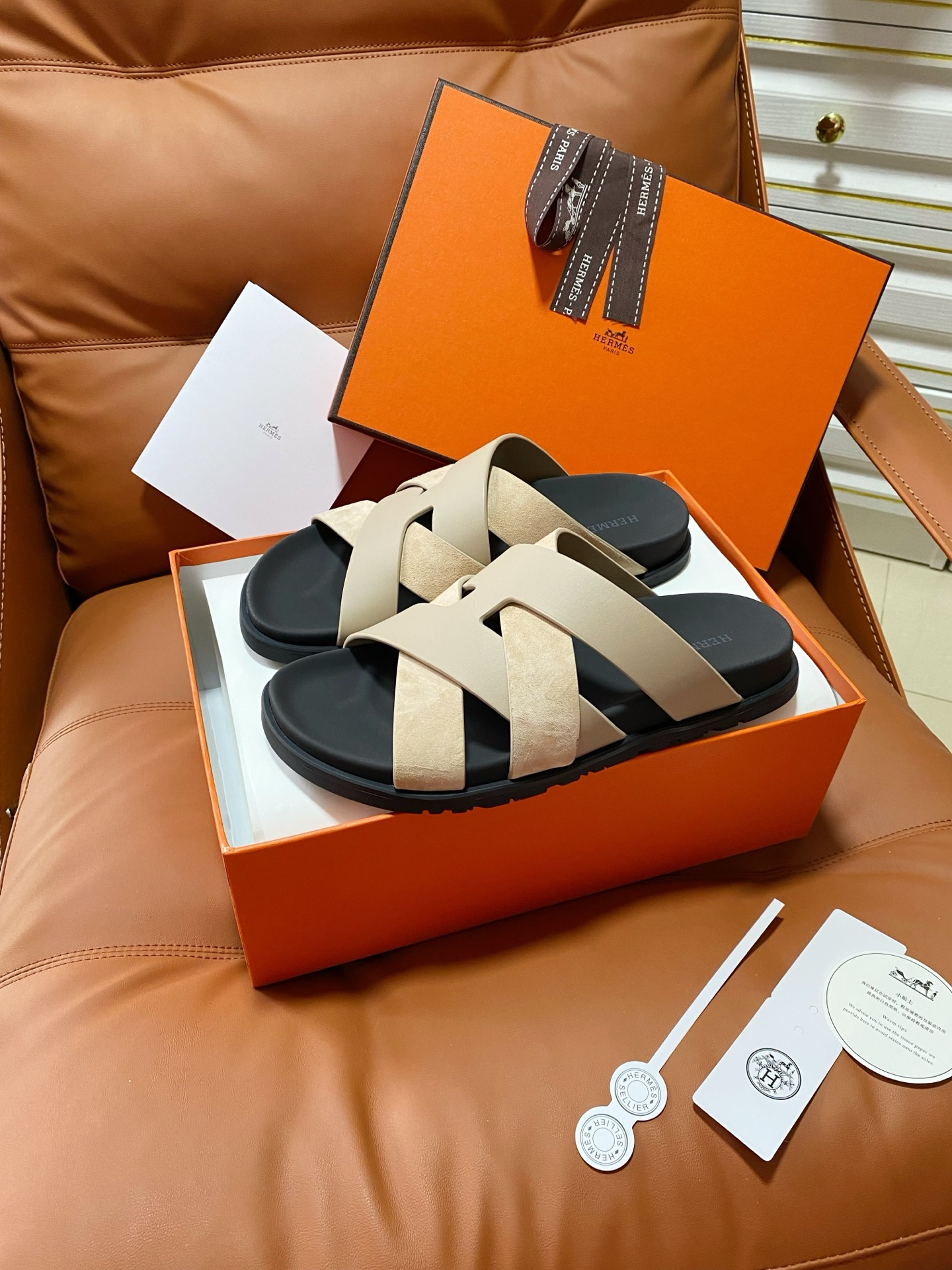 Hermès Couples' Style 26SS Cross-Strap Slides、Effortless Sophistication with Every Step