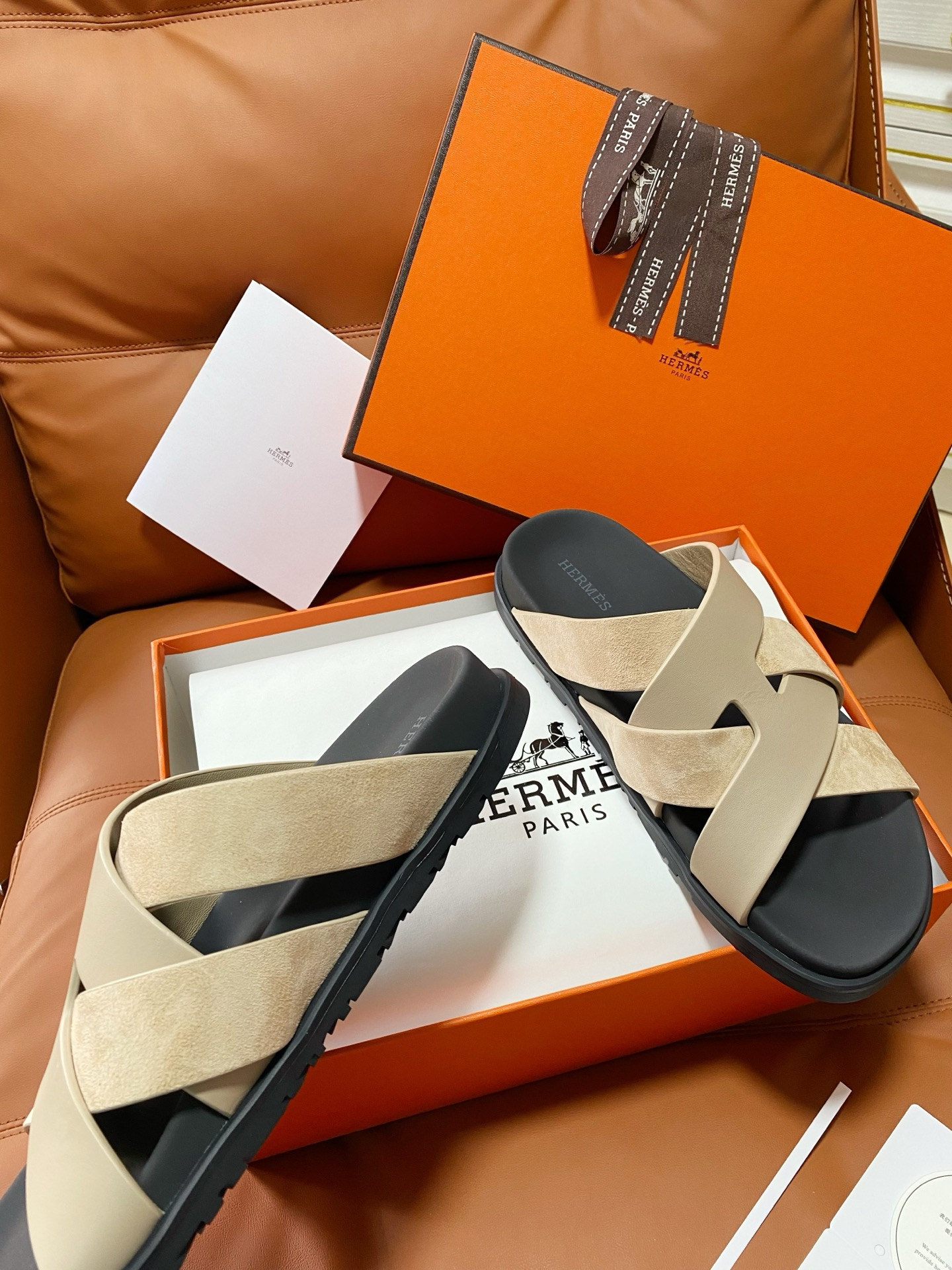 Hermès Couples' Style 26SS Cross-Strap Slides、Effortless Sophistication with Every Step
