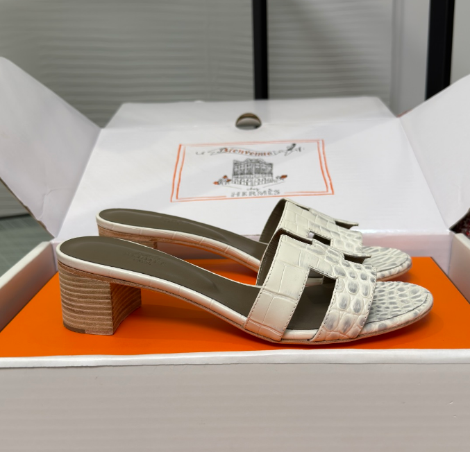 d87b0ac2f02822f8a19fb60b6a77d91f.png Hermès Oran Sandals for Women In Summer Quick Dry Leather