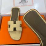 Hermes 26ss latest colorway, classic H-shaped mules, flat, chunky heel.