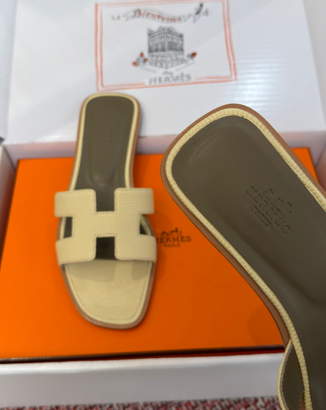 da3aa3d03e04c9ad303f3dc792cfff67.png Hermes 26ss latest colorway, classic H-shaped mules, flat, chunky heel.