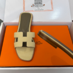 Hermes 26ss latest colorway, classic H-shaped mules, flat, chunky heel.