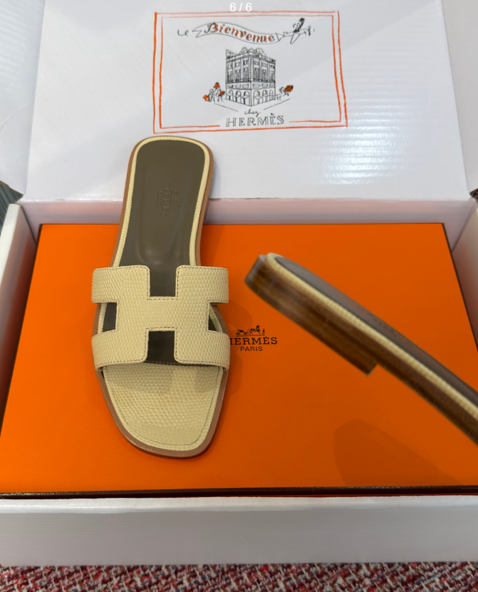dd723496179f0a1ca4a186ee3178648e.png Hermes 26ss latest colorway, classic H-shaped mules, flat, chunky heel.