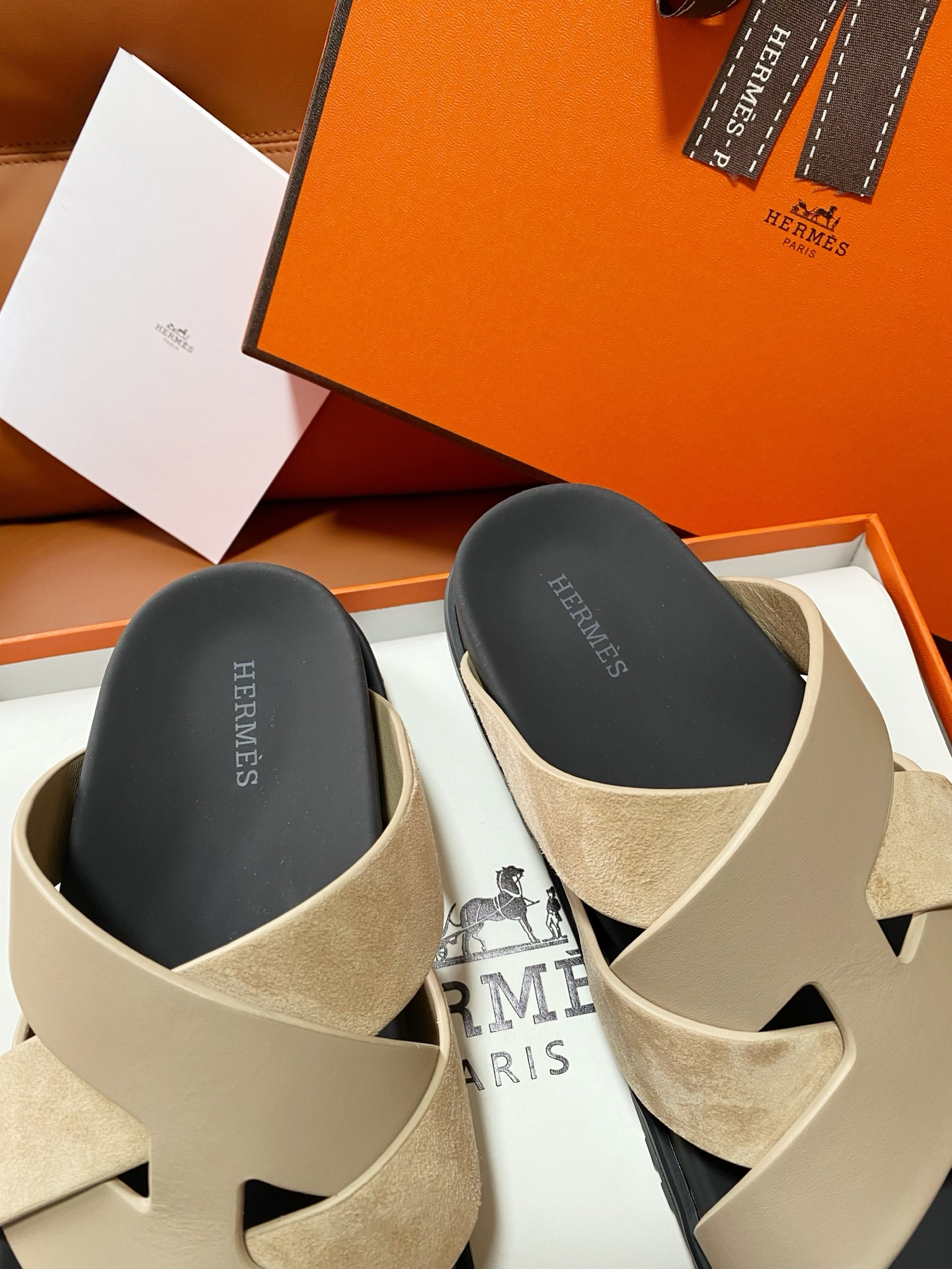 Hermès Couples' Style 26SS Cross-Strap Slides、Effortless Sophistication with Every Step