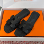 Hermes 26ss latest colorway, classic H-shaped mules, flat, chunky heel.