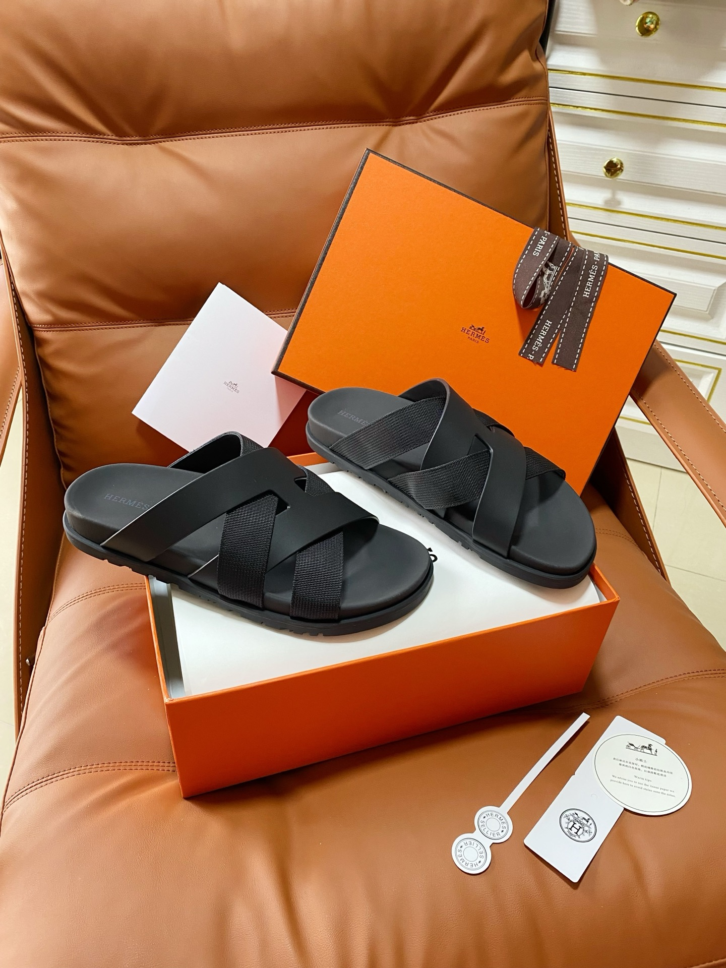 Hermès Couples' Style 26SS Cross-Strap Slides、Effortless Sophistication with Every Step