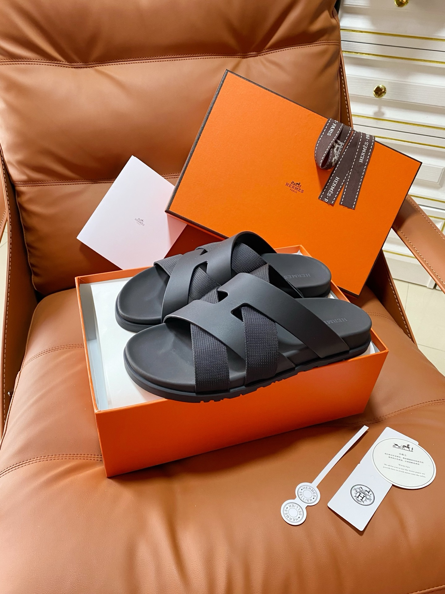 Hermès Couples' Style 26SS Cross-Strap Slides、Effortless Sophistication with Every Step